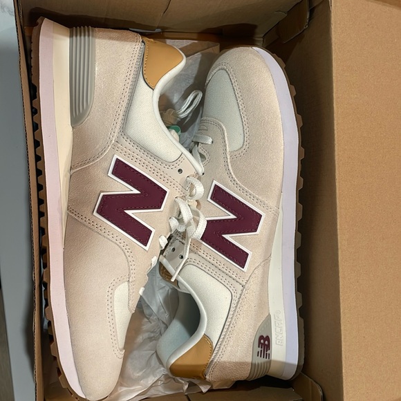 NIB New Balance 574 size 10 - Picture 1 of 7